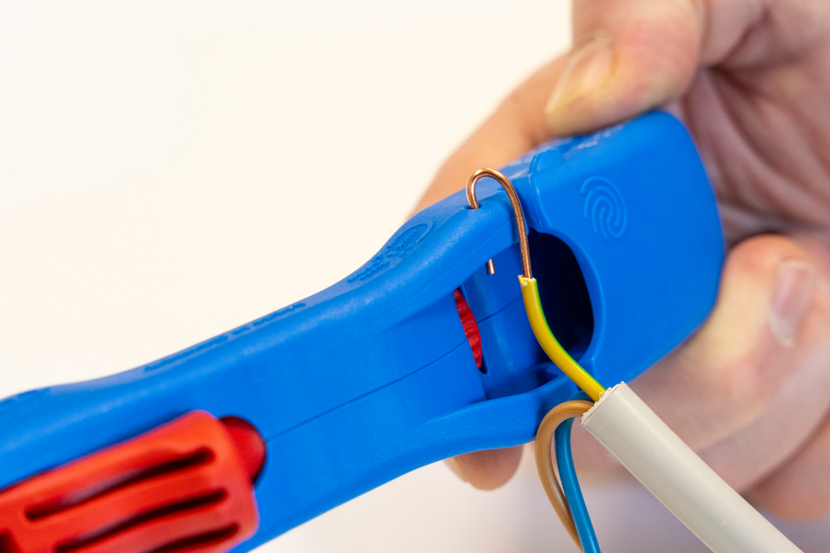 4in1 Flat and Round Cable Stripper | for all common flat cables up to a width of 18 mm and all common round cables with a diameter of 6-13 mm