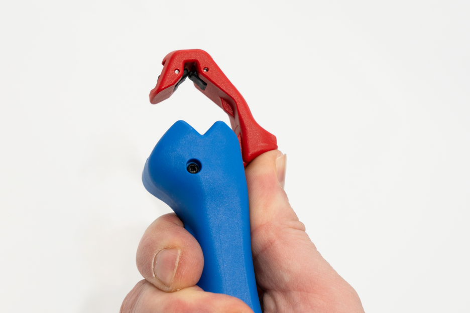 4in1 Flat and Round Cable Stripper | for all common flat cables up to a width of 18 mm and all common round cables with a diameter of 6-13 mm