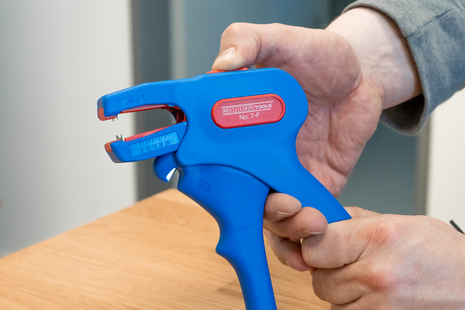 Wire Stripper No. 7-F | for skinning and stripping common flat cables, working range 0,75 - 4,0 mm².