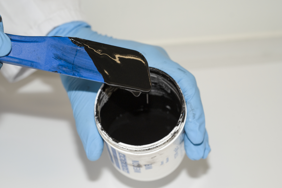 WEICON WR | steel-filled liquid epoxy resin system for casting and gap compensation