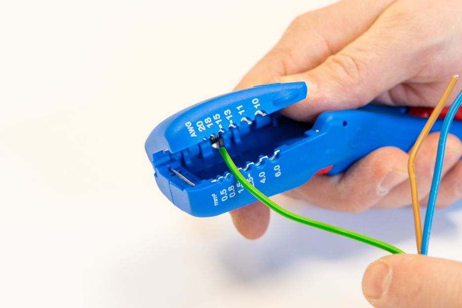 4in1 Flat and Round Cable Stripper | for all common flat cables up to a width of 18 mm and all common round cables with a diameter of 6-13 mm