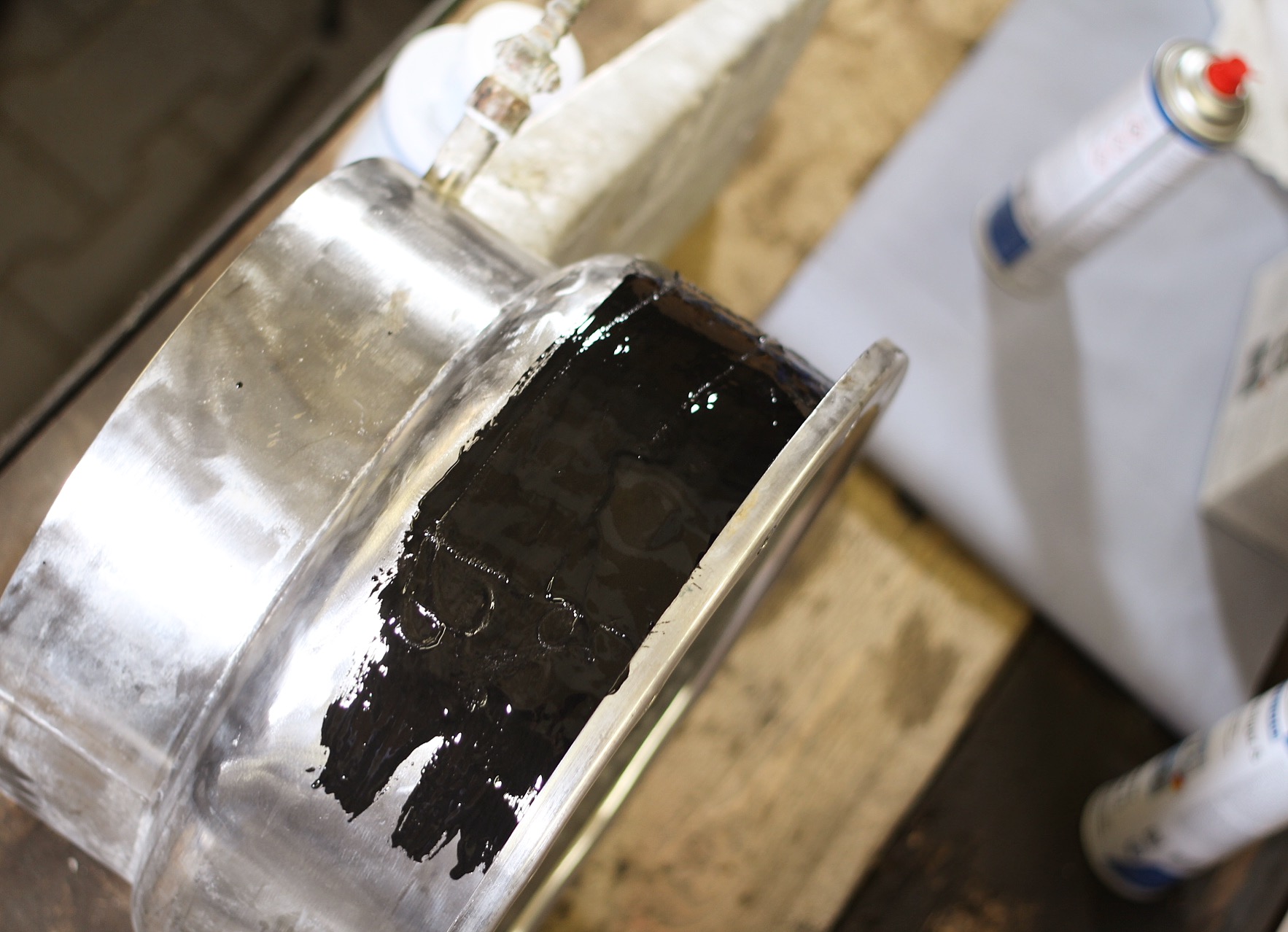 WEICON WR | steel-filled liquid epoxy resin system for casting and gap compensation
