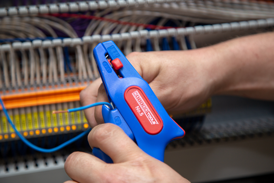 Wire Stripper No. 5 | for all common stranded and solid conductors, working range 0,2 - 6,0 mm²