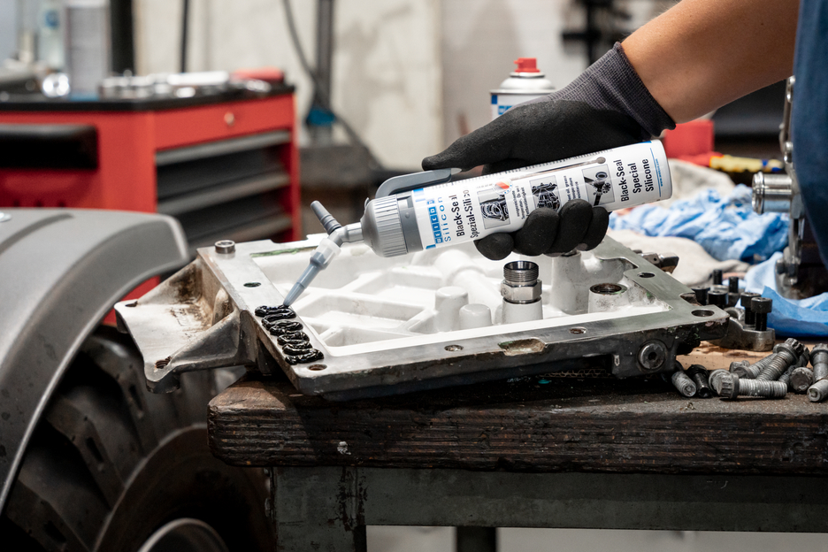 Black-Seal Special Silicone | permanently elastic sealant for oil- or grease-resistant areas