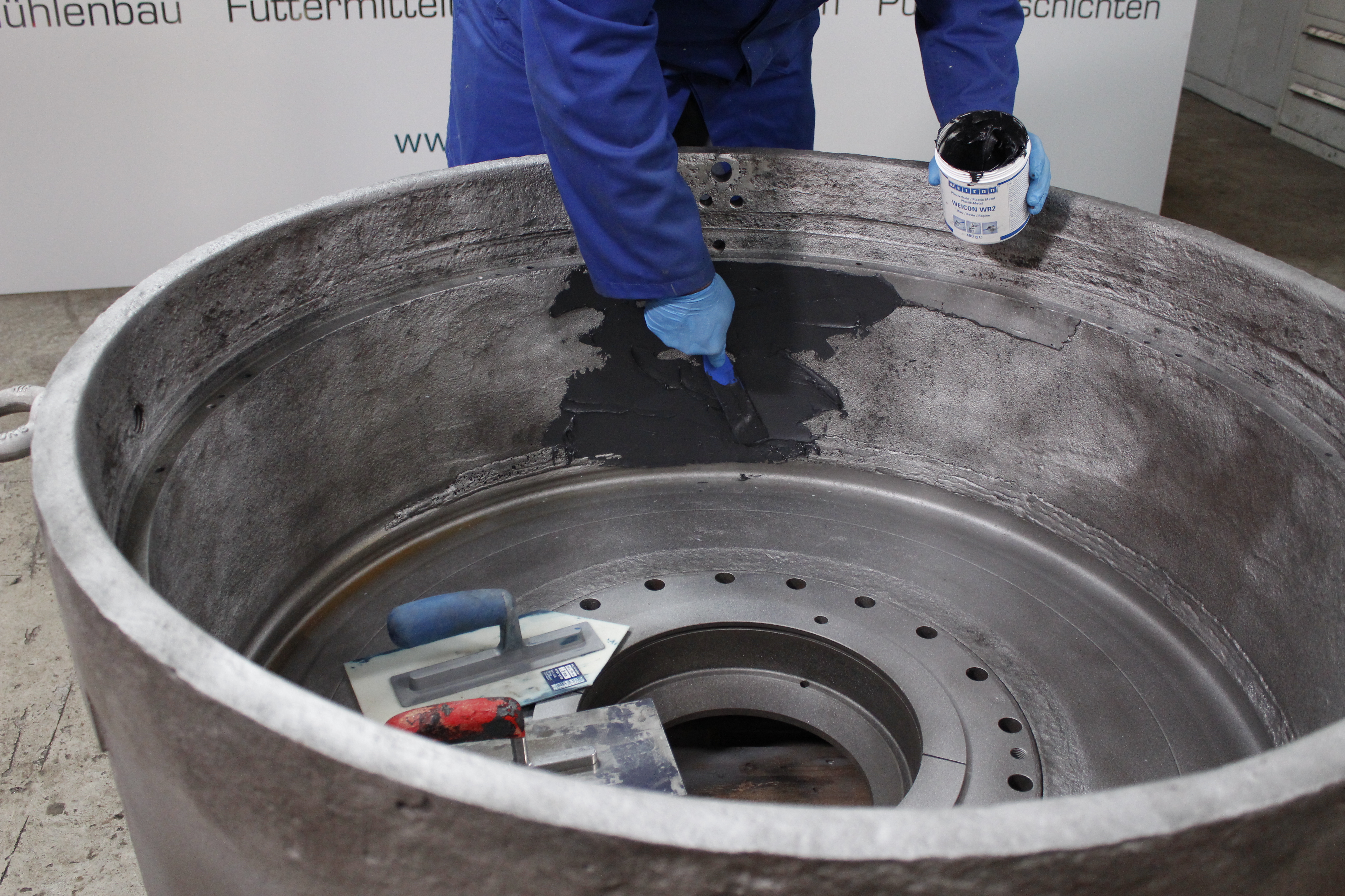 WEICON WR2 | mineral-filled epoxy resin system for repairs and gap compensation