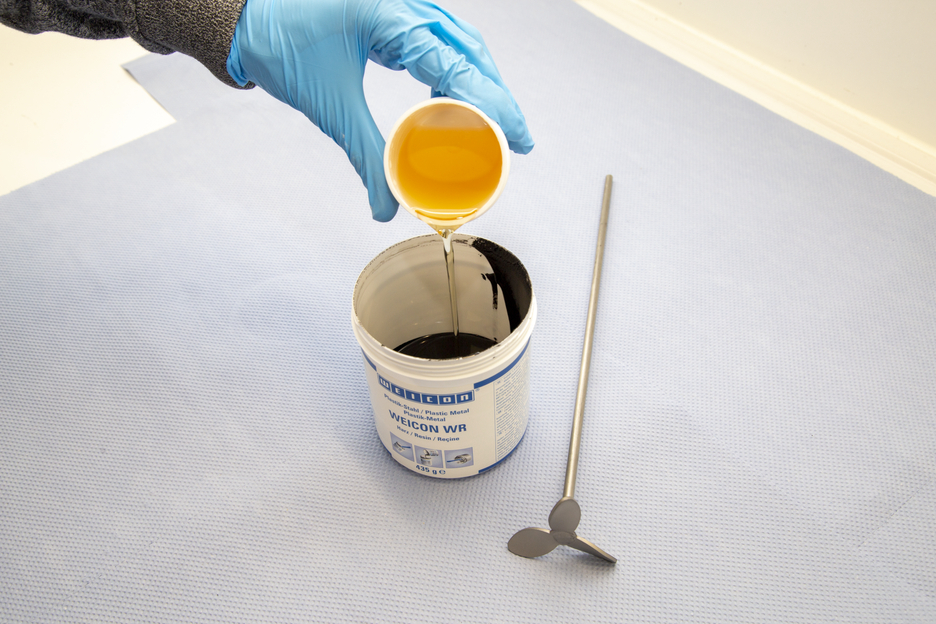 WEICON WR | steel-filled liquid epoxy resin system for casting and gap compensation
